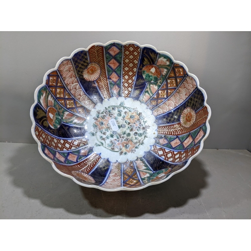 70 - An early 20th century Japanese Imari bowl having scalloped top and gilt highlights Location: 11.1