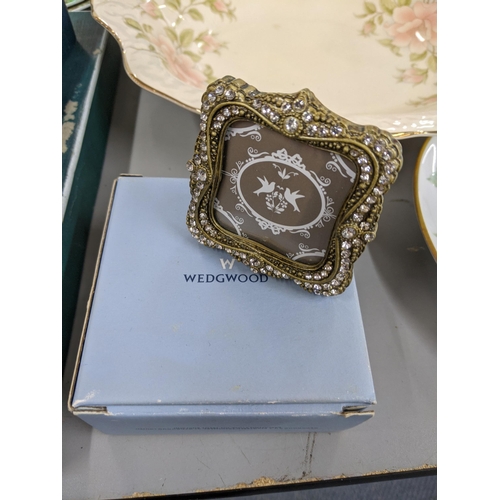 349 - A mixed lot to include collectors plates of birds, a Wedgwood photo frame 7cm x 7cm, together with a... 