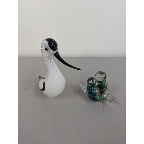 350 - A mixed lot to include a glass ornament of a pied avocet by Langham England, owl ornament by Driory ... 