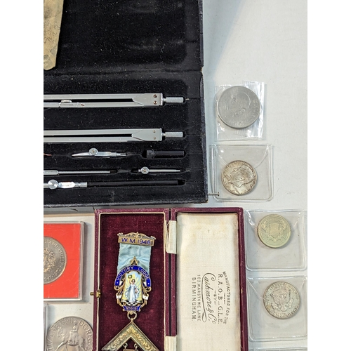 400 - A mixed lot of collectables to include Victorian and later coinage, a 1887 half crown and later comm... 