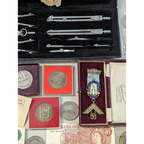 400 - A mixed lot of collectables to include Victorian and later coinage, a 1887 half crown and later comm... 