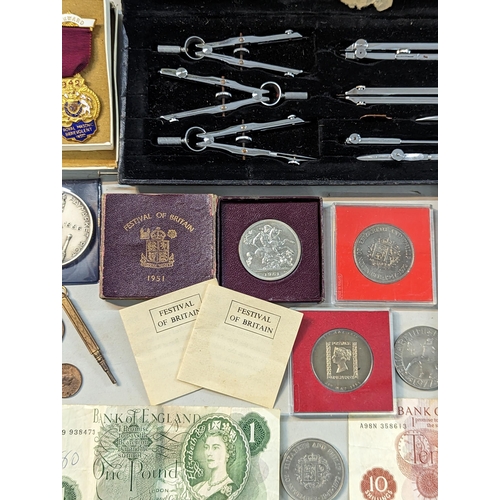 400 - A mixed lot of collectables to include Victorian and later coinage, a 1887 half crown and later comm... 