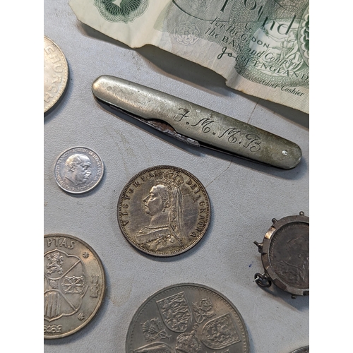 400 - A mixed lot of collectables to include Victorian and later coinage, a 1887 half crown and later comm... 