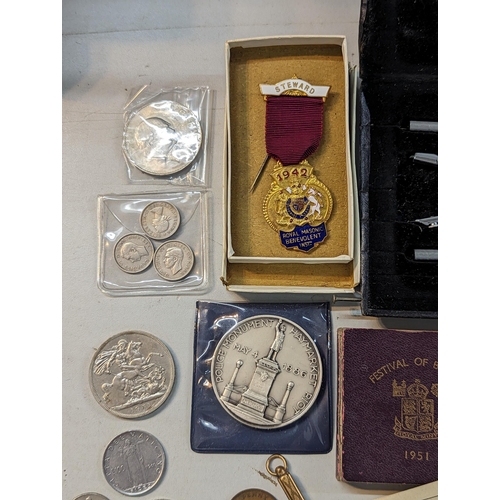 400 - A mixed lot of collectables to include Victorian and later coinage, a 1887 half crown and later comm... 