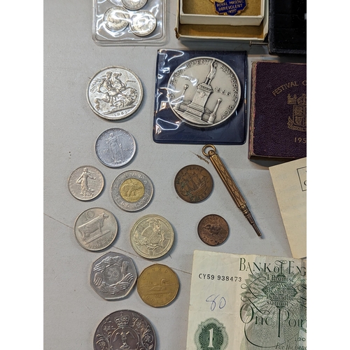 400 - A mixed lot of collectables to include Victorian and later coinage, a 1887 half crown and later comm... 