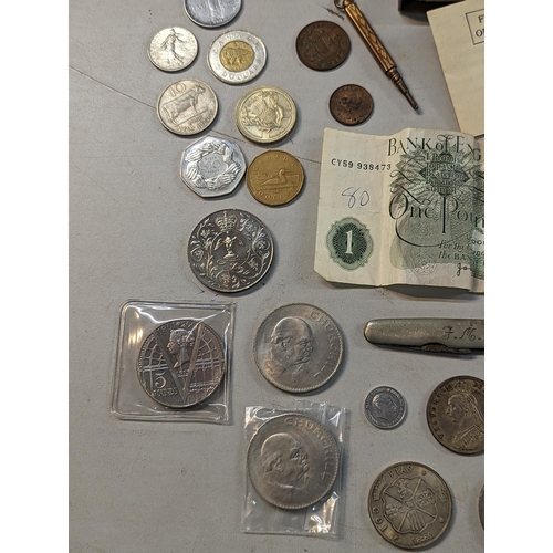 400 - A mixed lot of collectables to include Victorian and later coinage, a 1887 half crown and later comm... 