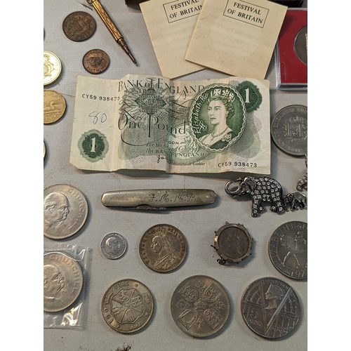 400 - A mixed lot of collectables to include Victorian and later coinage, a 1887 half crown and later comm... 