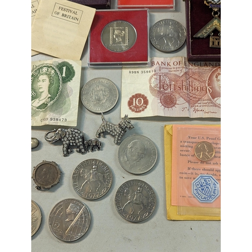 400 - A mixed lot of collectables to include Victorian and later coinage, a 1887 half crown and later comm... 