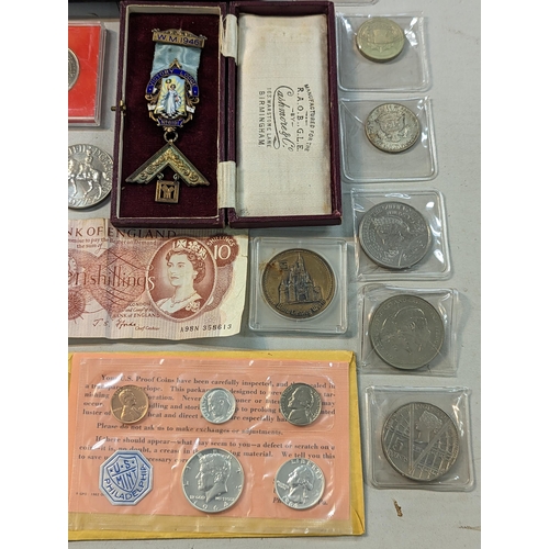 400 - A mixed lot of collectables to include Victorian and later coinage, a 1887 half crown and later comm... 