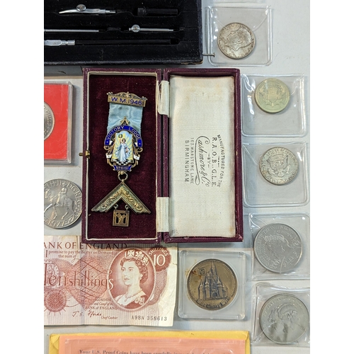 400 - A mixed lot of collectables to include Victorian and later coinage, a 1887 half crown and later comm... 