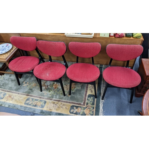 435 - A mid 20th century G-plan cream painted and oak dressing table and a four drawer chest together with... 