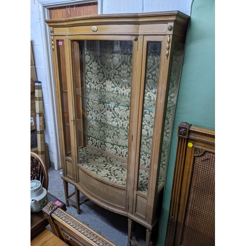 471 - An Edwardian satin walnut bow fronted display cabinet with inlaid stringing, applied gilt paterae an... 