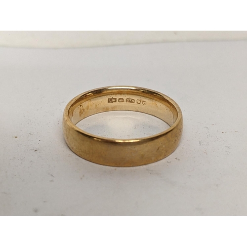 2 - A 9ct gold wedding band, 3.6g
Location: CAB10