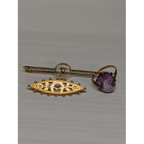 25 - Two 9ct gold brooches, one with a steel pin, a 9ct gold and silver ring with purple stone, total wei... 