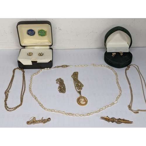 55 - A mixed lot of jewellery to include one 15ct gold brooch, two 9ct gold necklaces earrings set with s... 