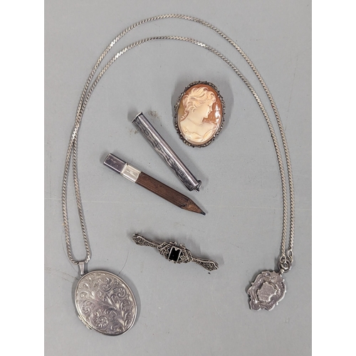 519 - Mixed jewellery to include a silver floral engraved locket pendant on silver chain, an early 20th ce... 