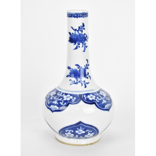 12 - A Chinese Qing dynasty blue and white porcelain bottle vase, possibly Kangxi (1662-1722), the neck d... 