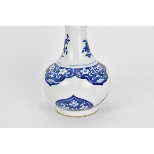 12 - A Chinese Qing dynasty blue and white porcelain bottle vase, possibly Kangxi (1662-1722), the neck d... 