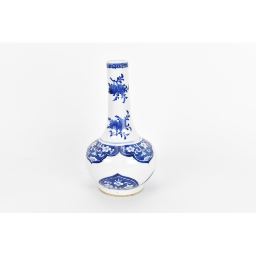 12 - A Chinese Qing dynasty blue and white porcelain bottle vase, possibly Kangxi (1662-1722), the neck d... 