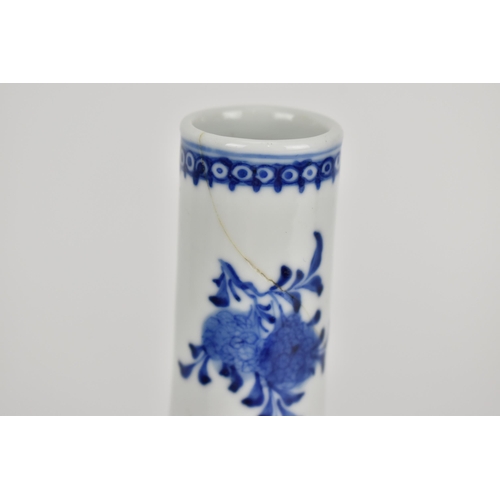 12 - A Chinese Qing dynasty blue and white porcelain bottle vase, possibly Kangxi (1662-1722), the neck d... 