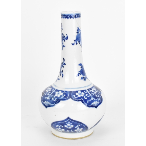 12 - A Chinese Qing dynasty blue and white porcelain bottle vase, possibly Kangxi (1662-1722), the neck d... 