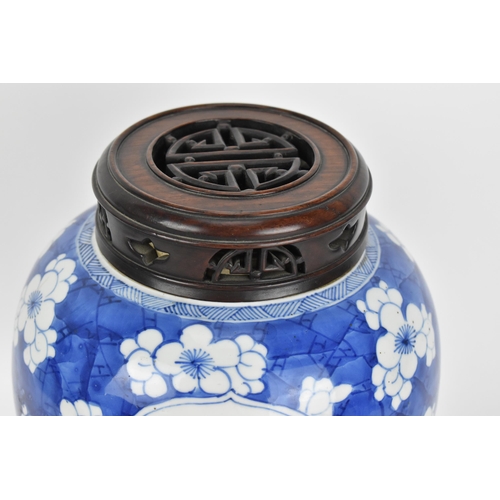 14 - A Chinese Qing dynasty blue and white porcelain ginger jar, probably Kangxi period (1662-1722), of t... 