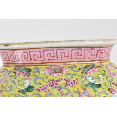 23 - A Chinese Qing dynasty porcelain footed bowl, with Qianlong (1736-1795) zhuanshu mark to underside, ... 