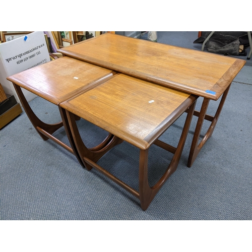 17 - A mid 20th century retro G-Plan teak coffee table with two slide-out occasional tables 50.5cm h x 99... 