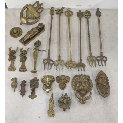 78 - Mixed metalware, mostly brass door knockers to include one in the form of a lion head, an elephant, ... 