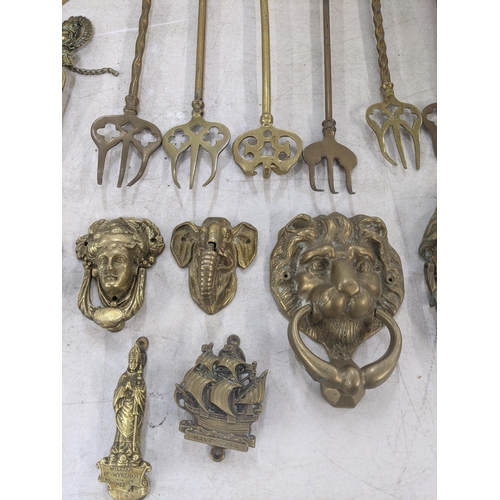 78 - Mixed metalware, mostly brass door knockers to include one in the form of a lion head, an elephant, ... 