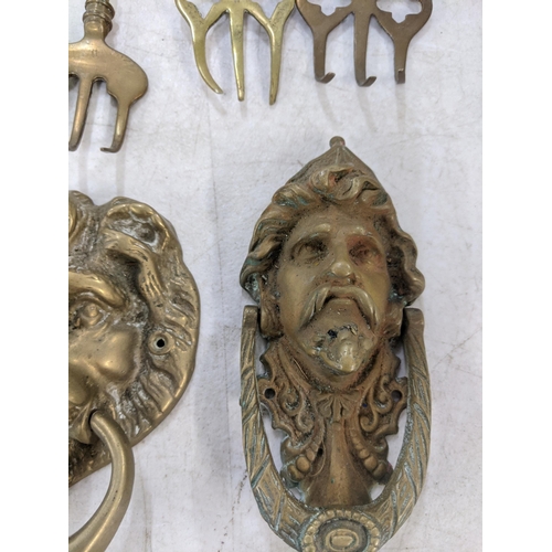 78 - Mixed metalware, mostly brass door knockers to include one in the form of a lion head, an elephant, ... 