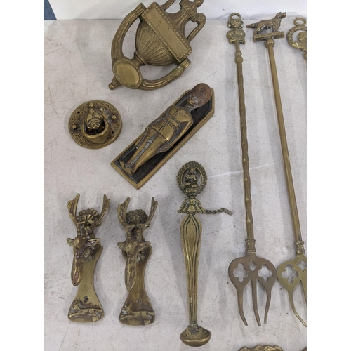 78 - Mixed metalware, mostly brass door knockers to include one in the form of a lion head, an elephant, ... 