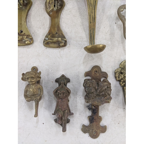 78 - Mixed metalware, mostly brass door knockers to include one in the form of a lion head, an elephant, ... 