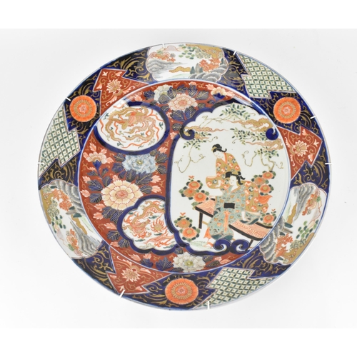 118 - A large Japanese imari charger, Meiji period, in traditional blue and red palette with alternating s... 