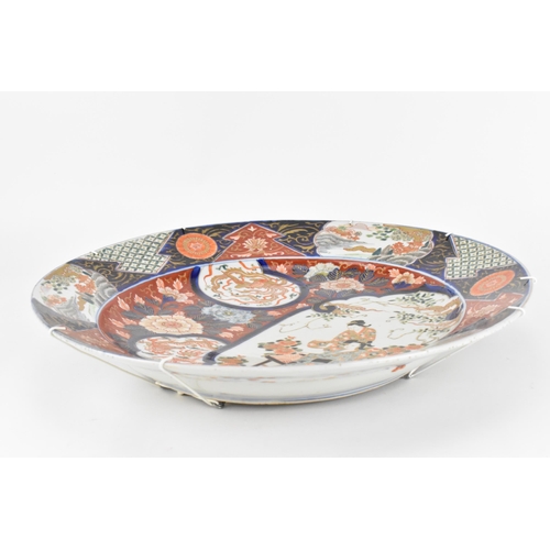 118 - A large Japanese imari charger, Meiji period, in traditional blue and red palette with alternating s... 