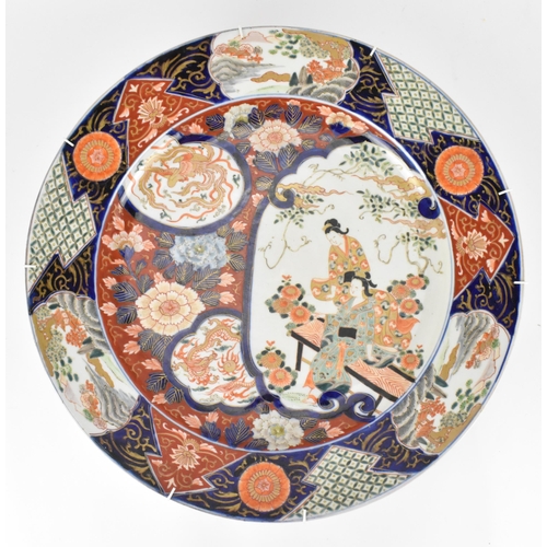 118 - A large Japanese imari charger, Meiji period, in traditional blue and red palette with alternating s... 