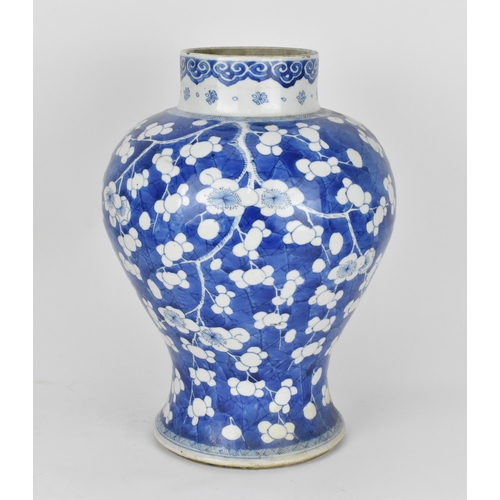 75 - A Chinese Qing dynasty blue and white 'prunus on cracked ice' vase, possibly Kangxi (1662-1722), of ... 