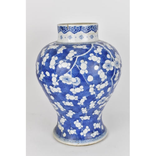 75 - A Chinese Qing dynasty blue and white 'prunus on cracked ice' vase, possibly Kangxi (1662-1722), of ... 