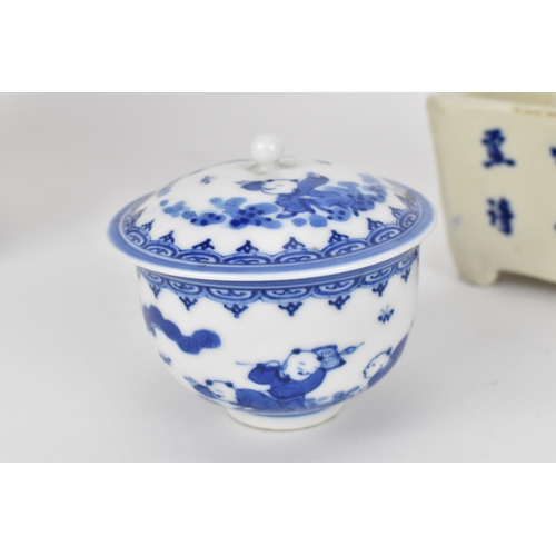 78 - A small Chinese blue and white teacup and lid, with apocryphal four character mark to underside, tog... 