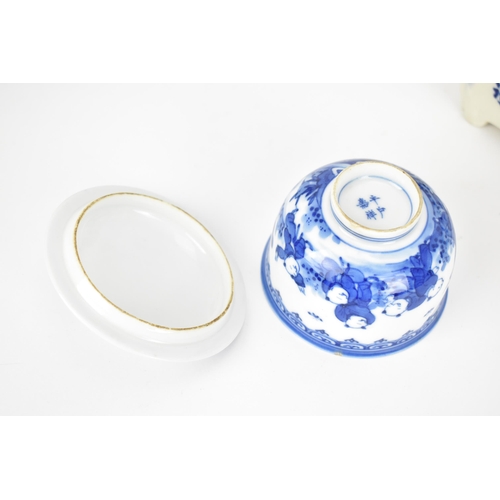 78 - A small Chinese blue and white teacup and lid, with apocryphal four character mark to underside, tog... 