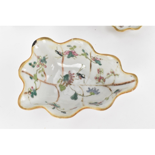 92 - A set of Chinese Qing dynasty porcelain leaf dishes, with enamel crickets and flowers, and gold rim,... 