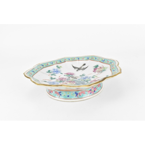 96 - A Chinese Tongzhi porcelain pedestal dish, circa 1862-1874, with petal gilt border, the centre with ... 