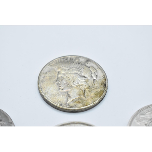 152 - A group of mixed British and American coinage to include a 1821 crown 1921 Morgan Dollar, a pair of ... 