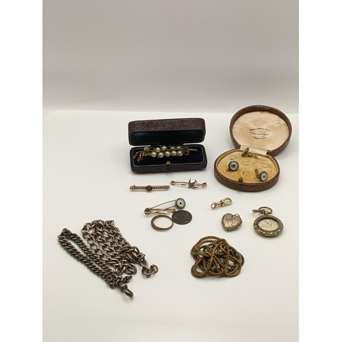 36 - A mixed lot of jewellery to include two 9ct brooches set with seed pearls, along with a yellow metal... 