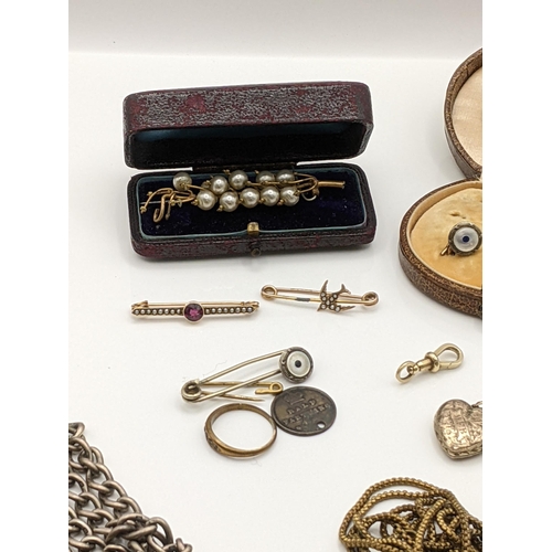 36 - A mixed lot of jewellery to include two 9ct brooches set with seed pearls, along with a yellow metal... 