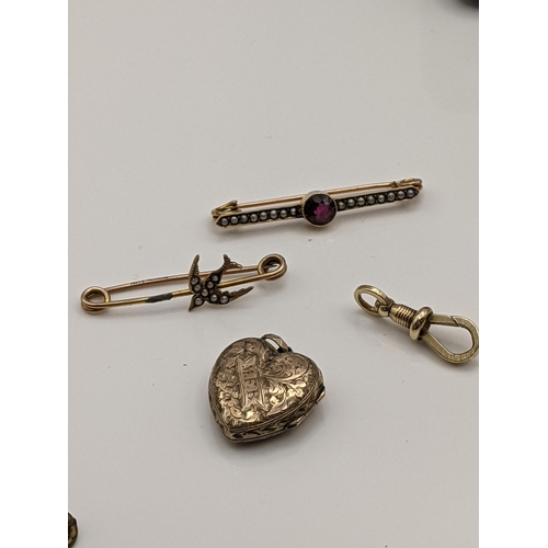 36 - A mixed lot of jewellery to include two 9ct brooches set with seed pearls, along with a yellow metal... 