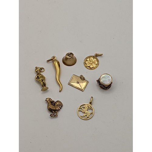 281 - A selection of 9ct gold and yellow metal charms to include a 9ct gold cockerel pendant, a yellow met... 