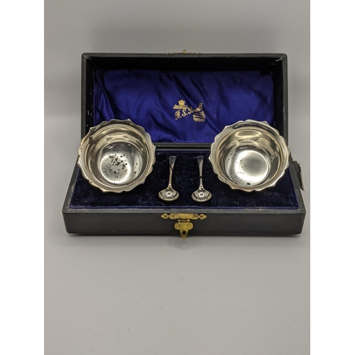 34 - A boxed pair of silver salts hallmarked Birmingham 1905 with spoons, total weight 69.6g Location:RAB