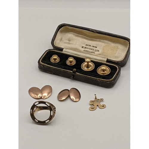 39 - Mixed 9ct gold items to include a pair of 9ct gold cufflinks, a 9ct gold pendant in the form of the ... 