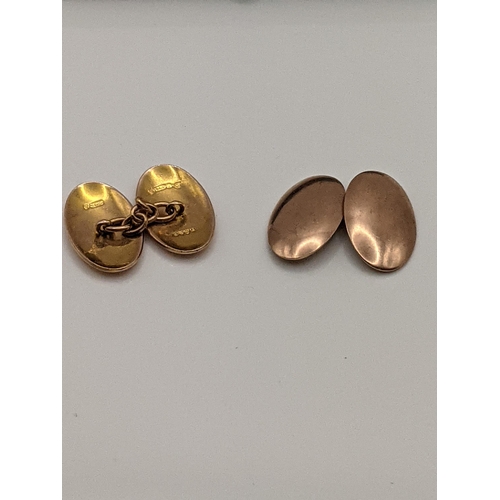 39 - Mixed 9ct gold items to include a pair of 9ct gold cufflinks, a 9ct gold pendant in the form of the ... 